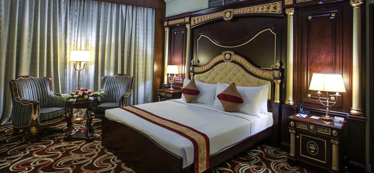 Guest room with double bed and lounge chairs