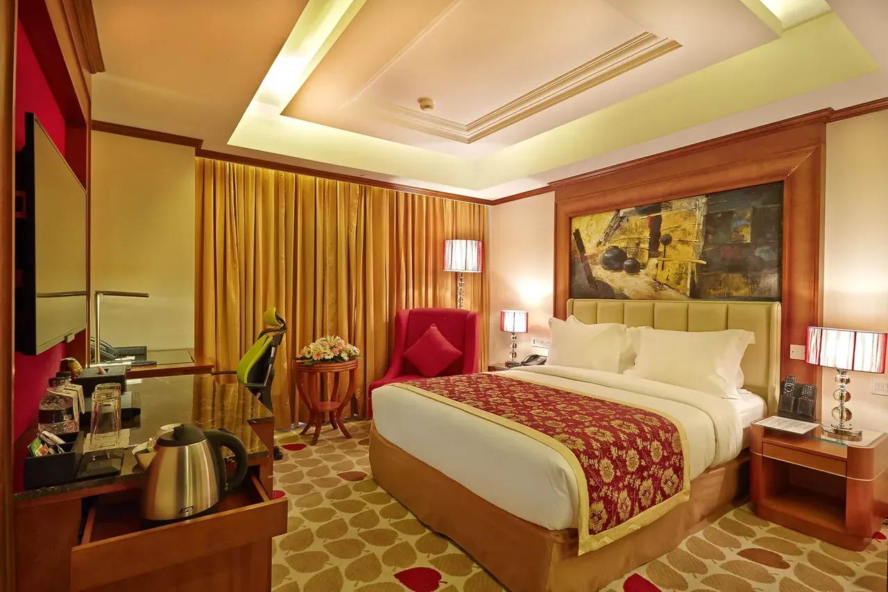 Six Seasons Hotel