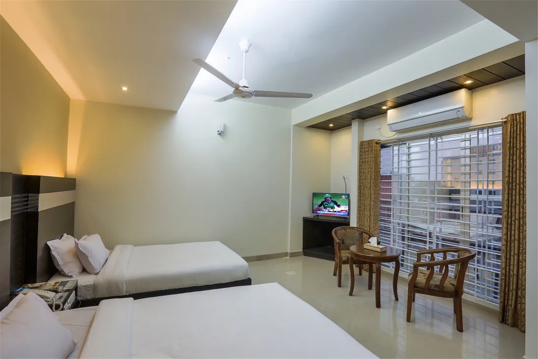Guest room with twin beds and a ceiling fan