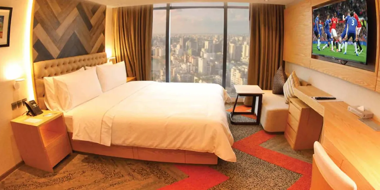 Room with a king bed and a view over Uttara at HANSA