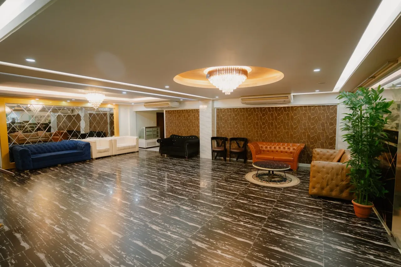 Lobby with a marble floor, sofas and a chandelier