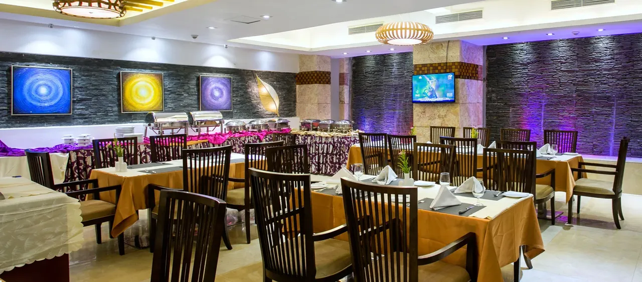 Restaurant dining room with a buffet at Hotel Bengal Blueberry