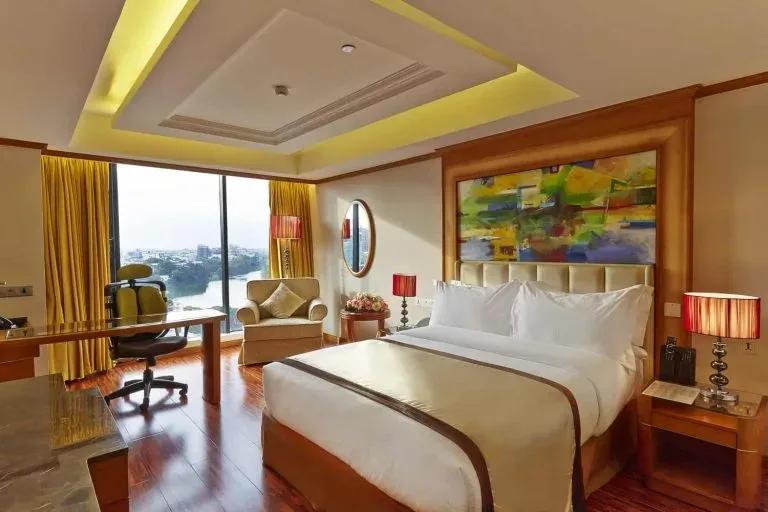 Business Class room with a king bed and a window view at Six Seasons Hotel