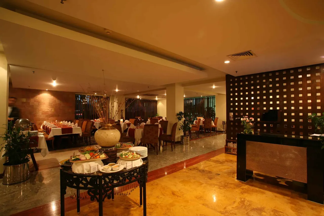 Restaurant dining room at Lakeshore Grand