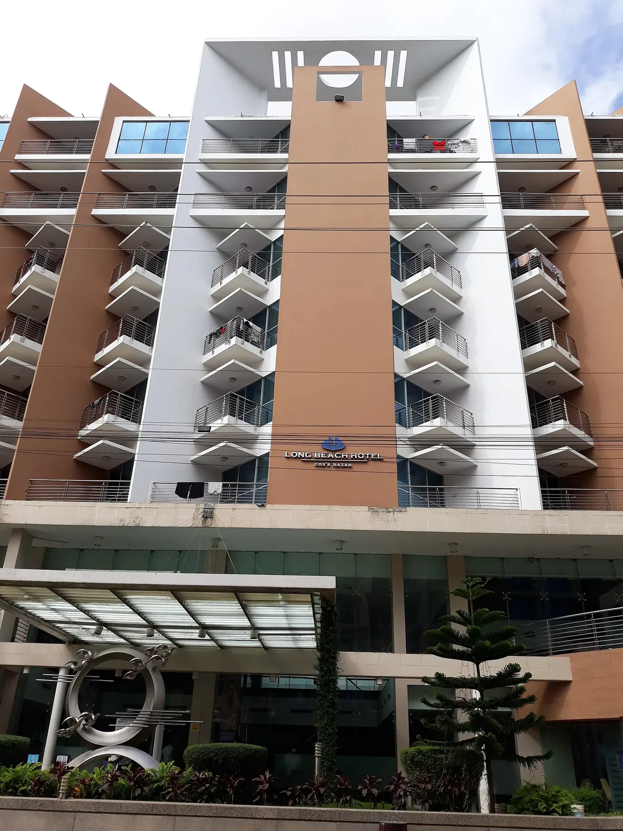 Front of Long Beach Hotel with its entrance canopy