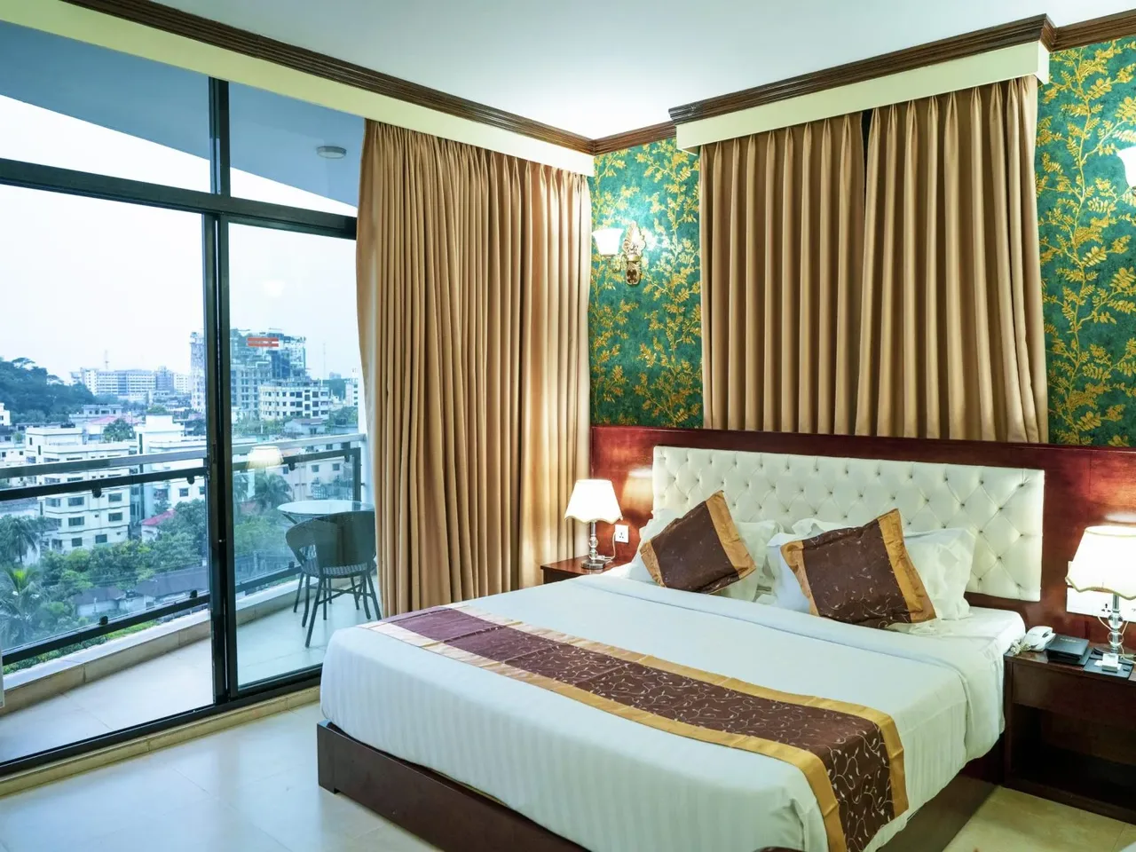 Guest room with a balcony and a view over the city