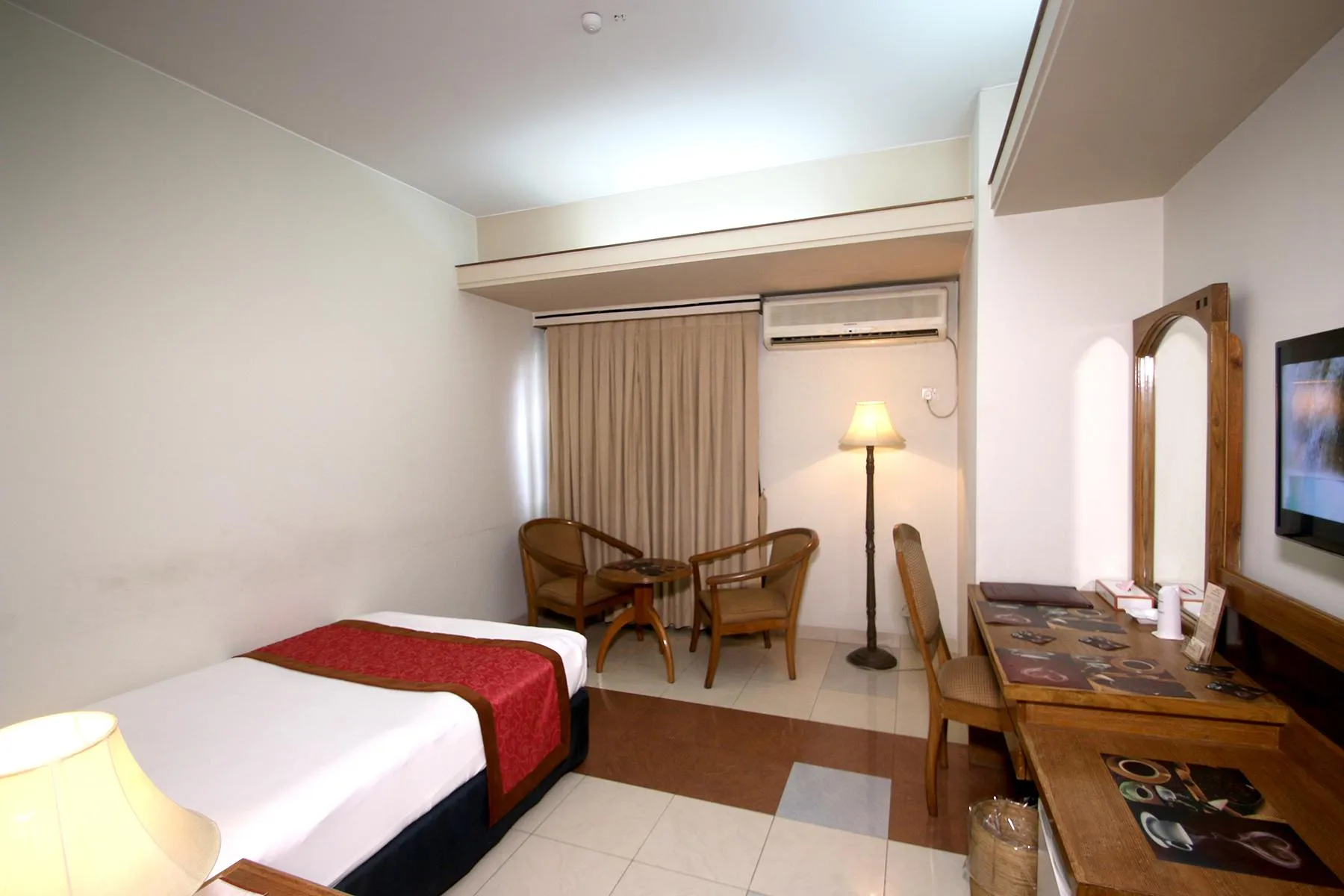 Guest room with a sitting corner at Hotel Victory