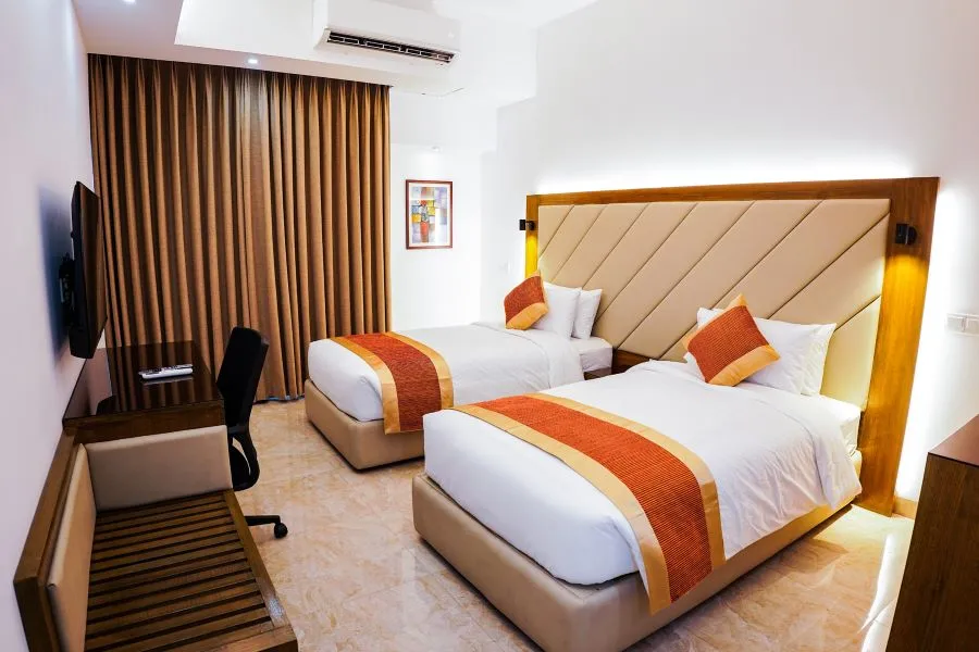 Twin-bed guest room at Hotel Studio23