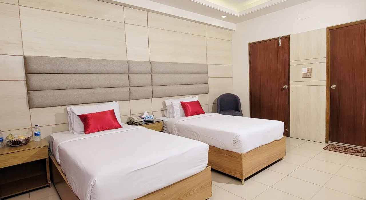 Twin-bed guest room at Hotel Afford Inn