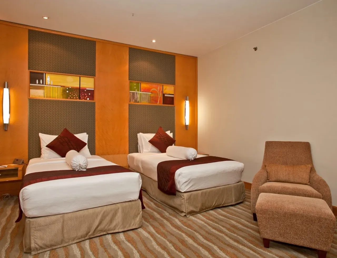Twin-bed guest room at Lakeshore Grand