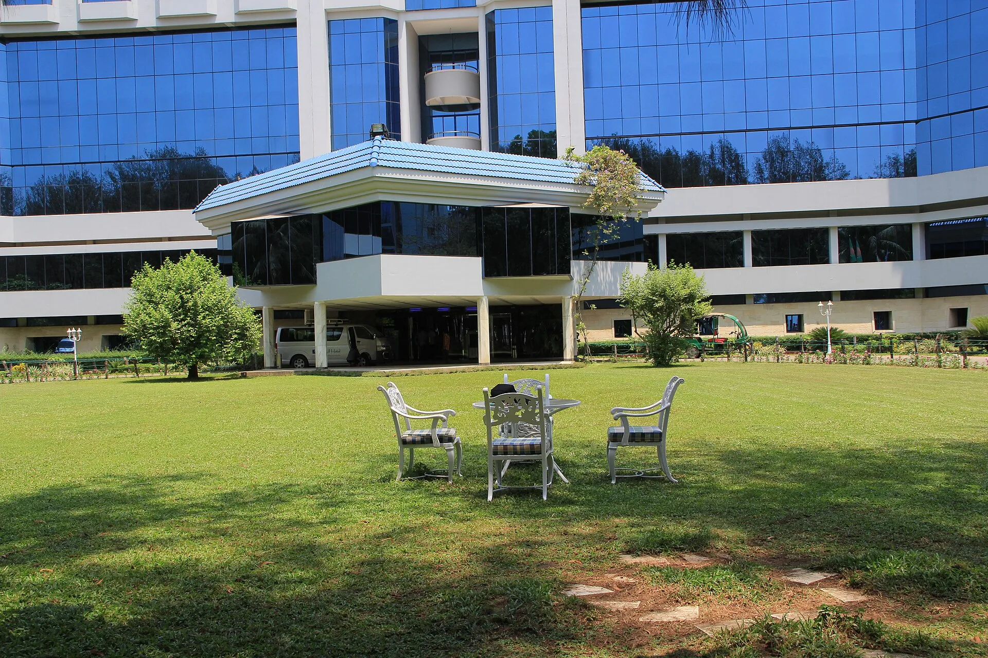 Seagull Hotel entrance and lawn seen from the garden