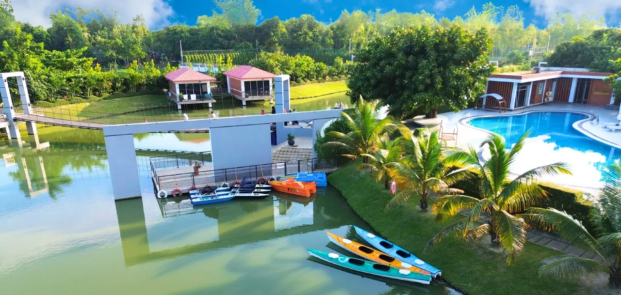 Villas beside the lake with kayaks and the pool
