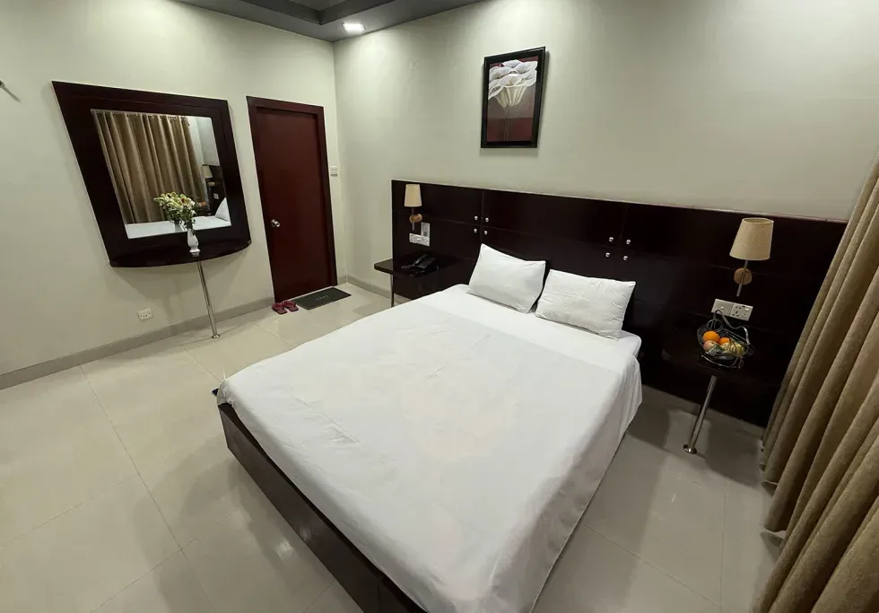 Guest room with a double bed and a wooden headboard